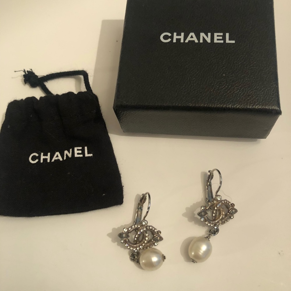 Chanel Pearl Earings!